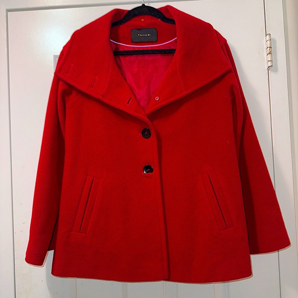 Women's Beautiful Tahari wool-blend coat in a striking scarlet red color size 6
